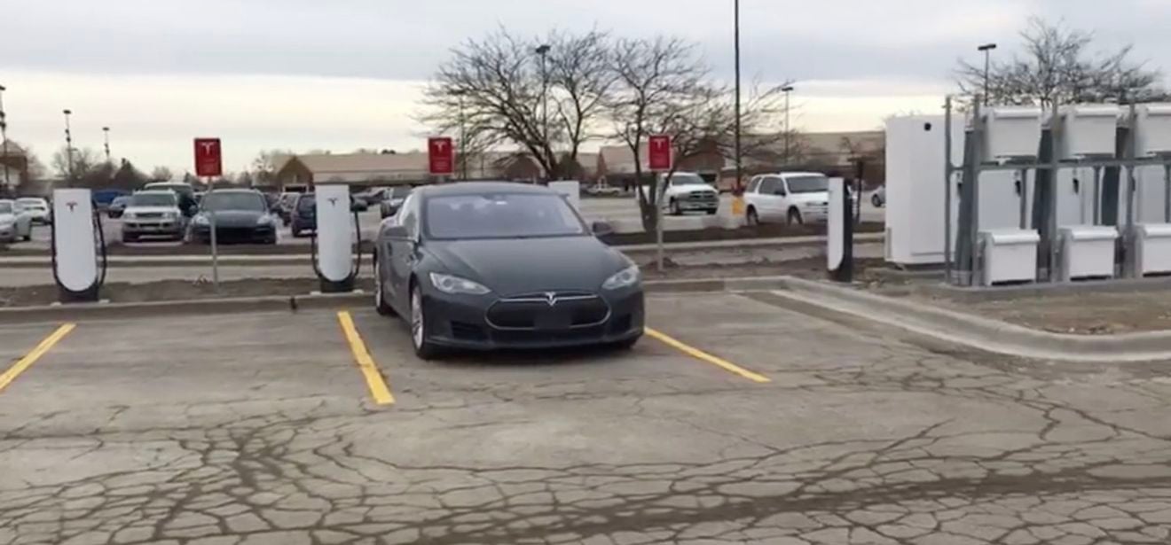 Tesla abre una estación de Supercargadores Urbanos en Chicago, pero con la potencia completa en lugar de reducida