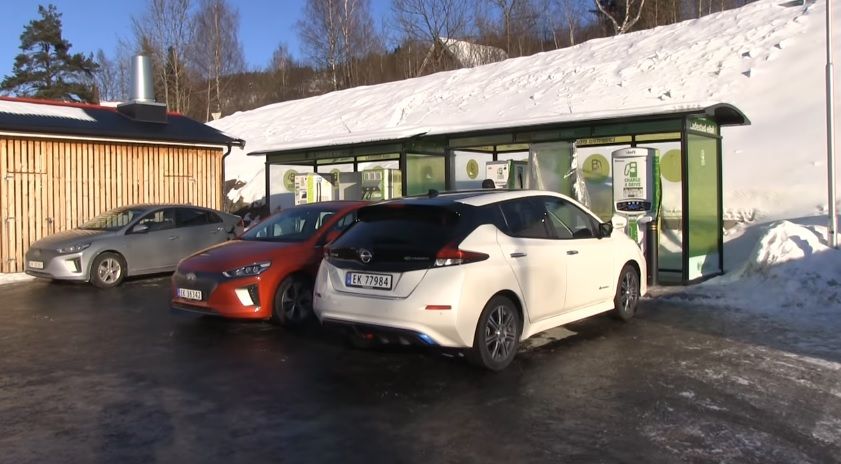 El nuevo Nissan LEAF y el Hyundai IONIQ se enfrentan en una prueba invernal. ¿Quién consigue más autonomía?