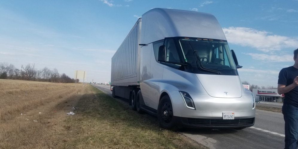 Un Tesla Semi sufre una avería, y las redes sociales se dividen entre defensores y detractores de la marca