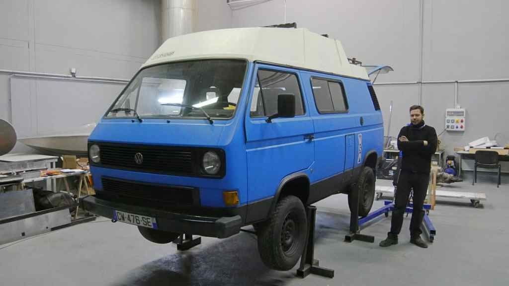 Una Volkswagen Transporter eléctrica, con la batería de un Tesla Model S, y una instalación fotovoltaica en el techo