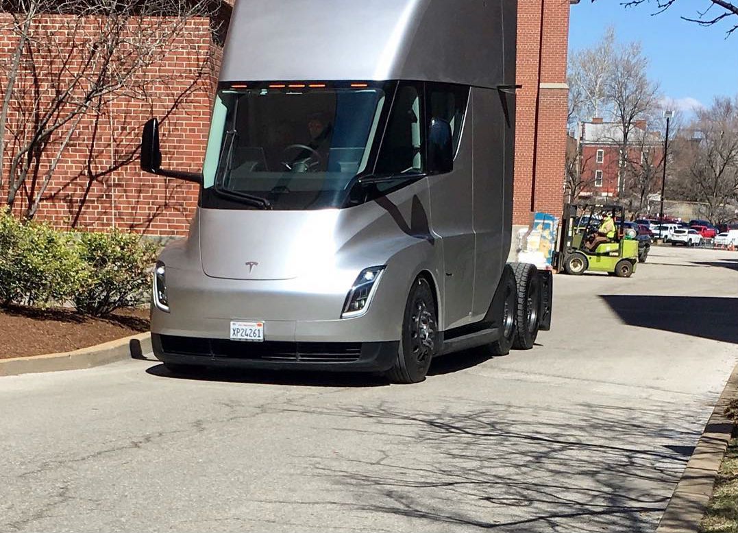 Una empresa de alquiler realiza un pedido de 50 unidades del Tesla Semi