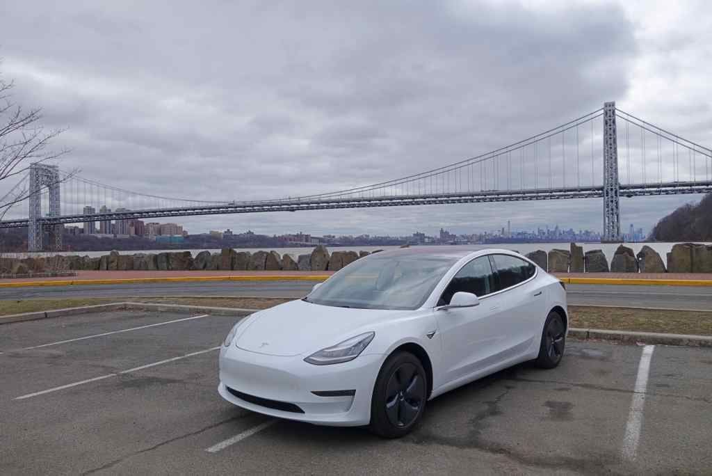 El Model 3 alcanza las 200 unidades diarias. Tesla pide a sus empleados un esfuerzo para llegar a las 300 unidades