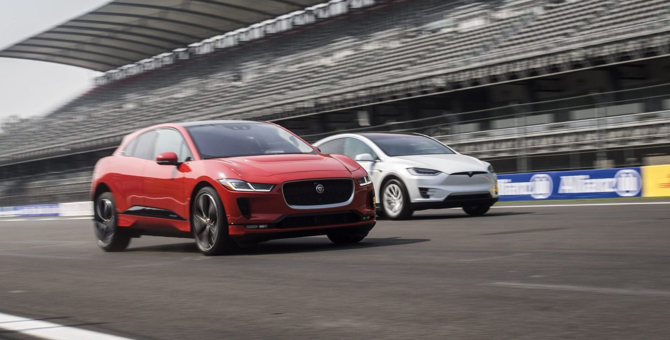 Jaguar I-Pace vs Tesla Model X: prueba de aceleración y frenada (Vídeo)