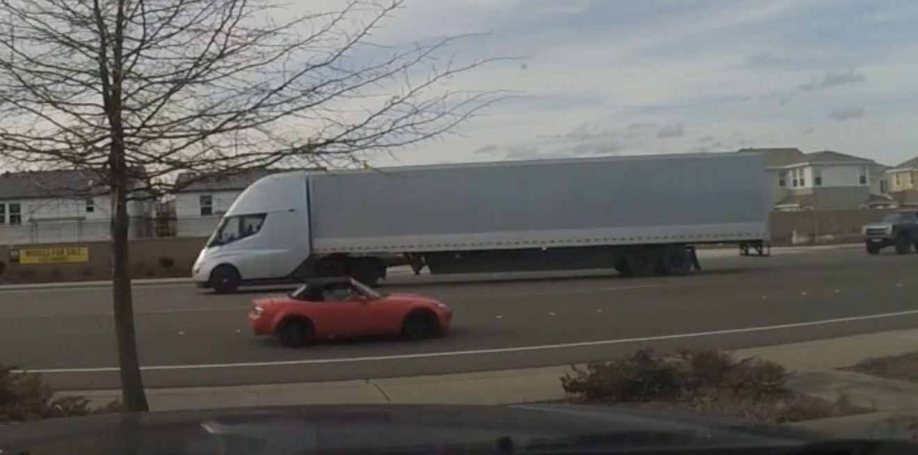 Así acelera el camión Tesla Semi remolcando un trailer (Vídeo)