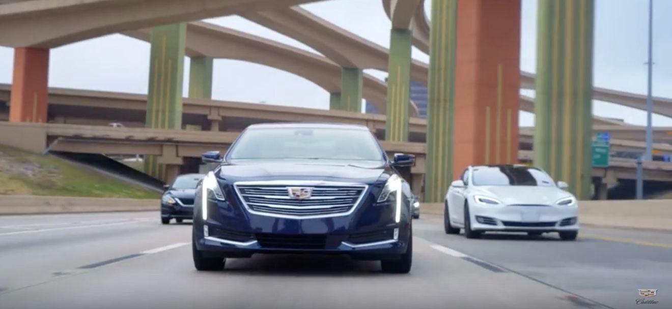 General Motors insinúa haber superado al Autopilot de Tesla en el último anuncio de Cadillac