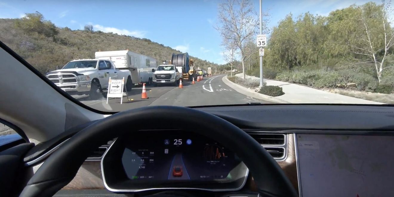 El recién actualizado Autopilot de Tesla se enfrenta de forma satisfactoria a una carretera en obras (Vídeo)