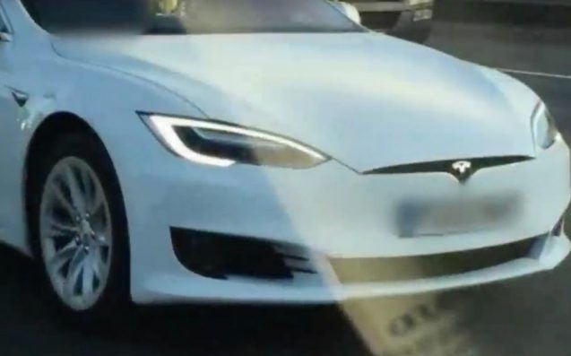 Cazado el propietario de un Tesla Model S sentado en el asiento del acompañante con el Autopilot activado