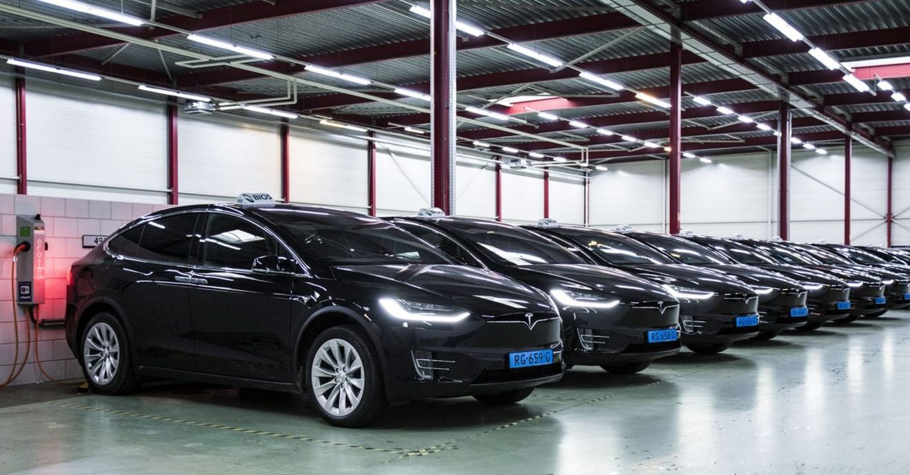 La empresa de taxis del aeropuerto de Amsterdam renueva su flota con 167 Tesla Model X