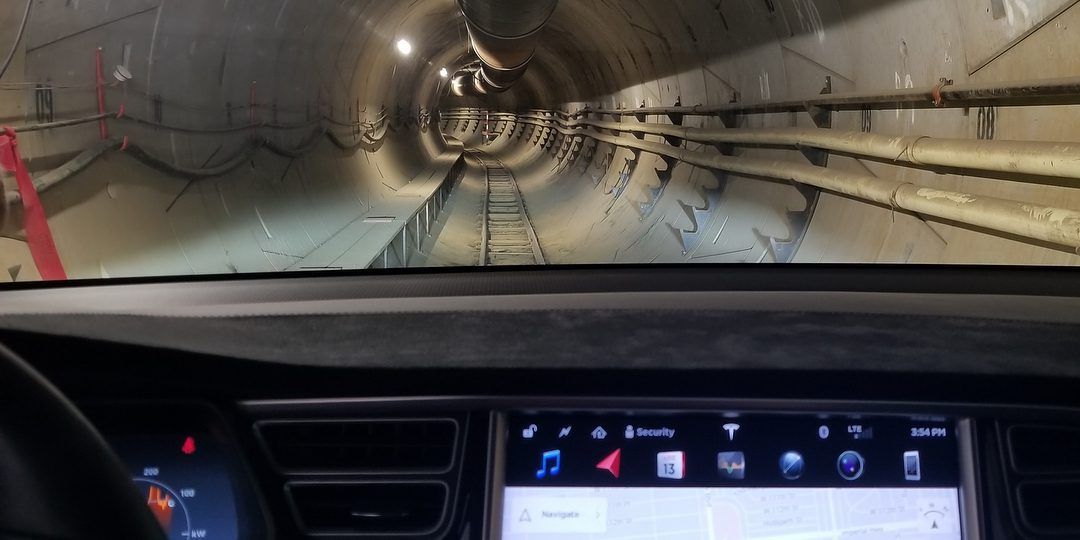 Elon Musk hace circular un Tesla Model X en el primer túnel de The Boring Company