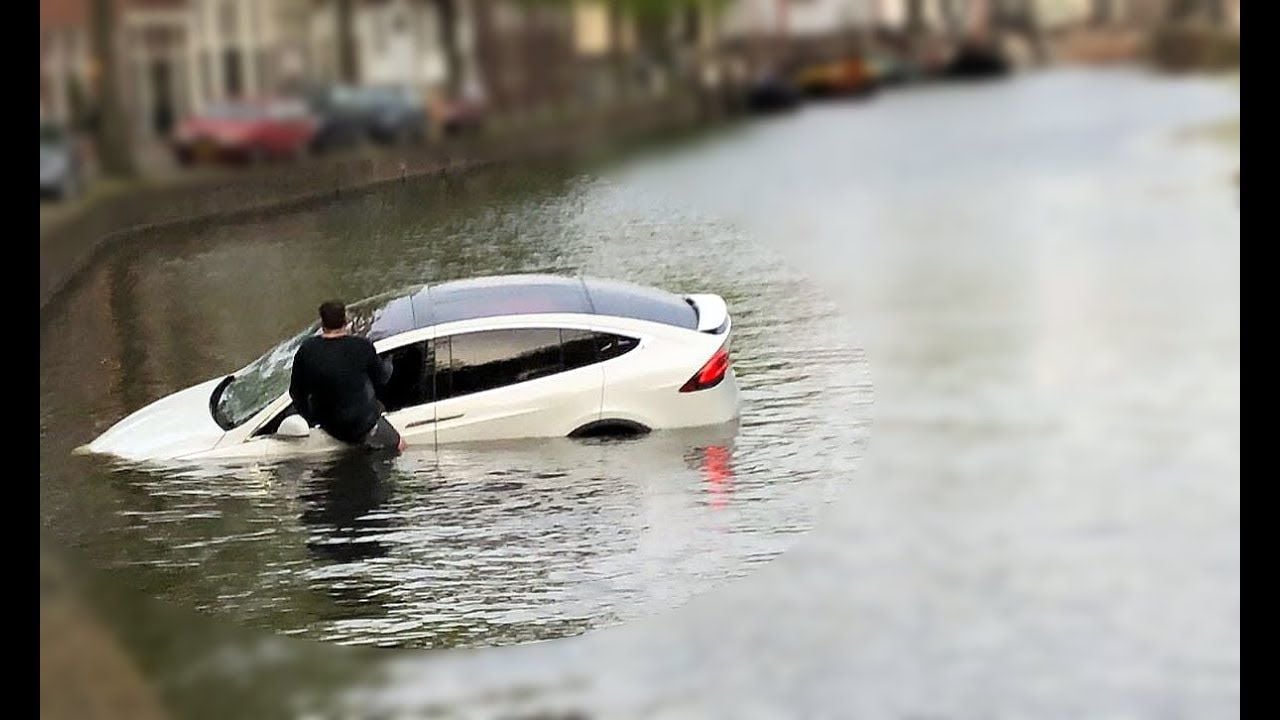 En caso de caer al agua, los Tesla flotan un rato por su peculiar diseño. Además, las puertas del Model X se abren automáticamente