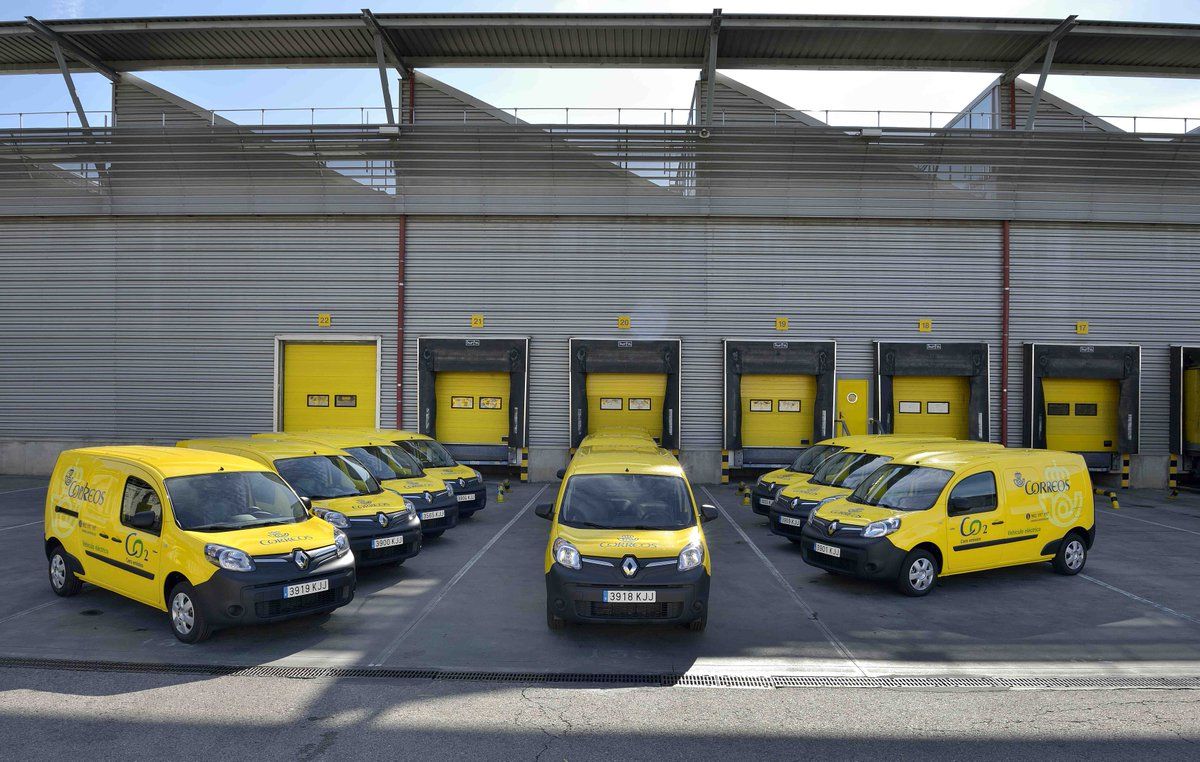 Renault entrega una flota de 42 coches eléctricos a Correos