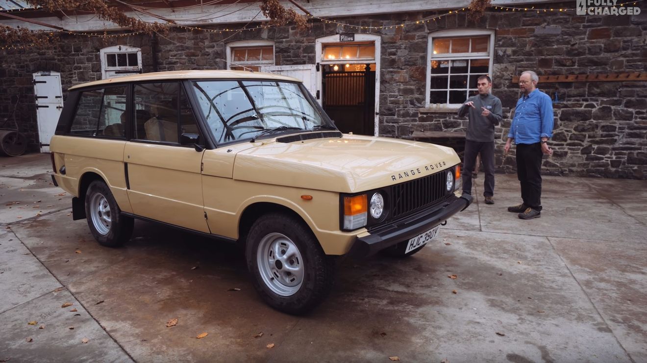 Este Range Rover clásico convertido a eléctrico gracias a una batería de Tesla muestra sus capacidades en un trayecto todoterreno