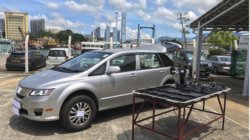 Detenido un grupo de contrabandistas que usaba el espacio de la batería de un coche eléctrico para esconder mercancía