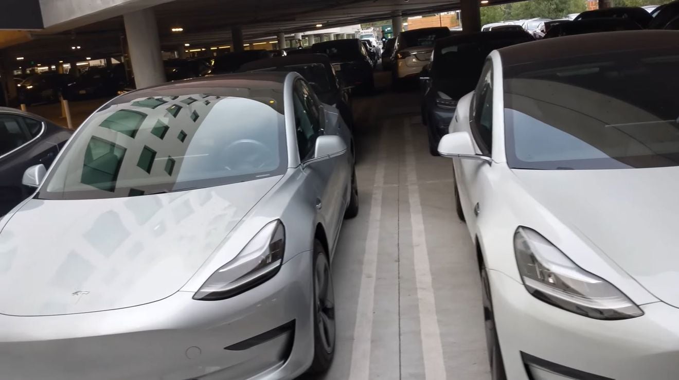 Tesla podría estar acumulando grandes remesas del Model 3 en Estados Unidos para retrasar del final de las ayudas