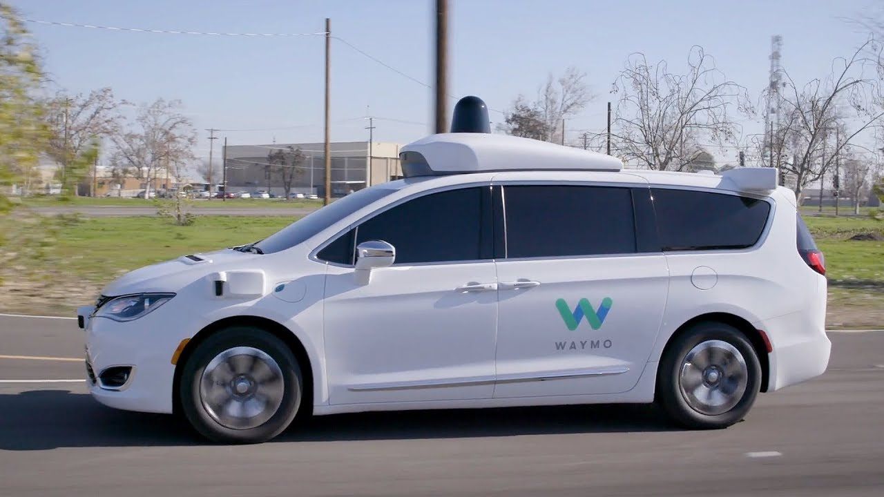 Waymo afirma que el Autopilot de Tesla no será capaz de alcanzar la conducción autónoma completa