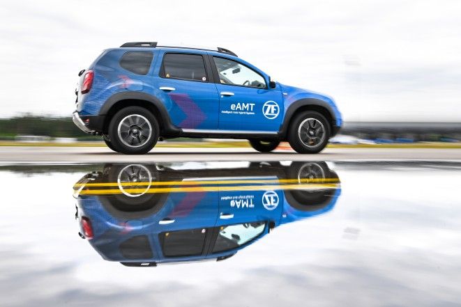 ZF desarrolla un Dacia Duster híbrido enchufable con un sistema económico