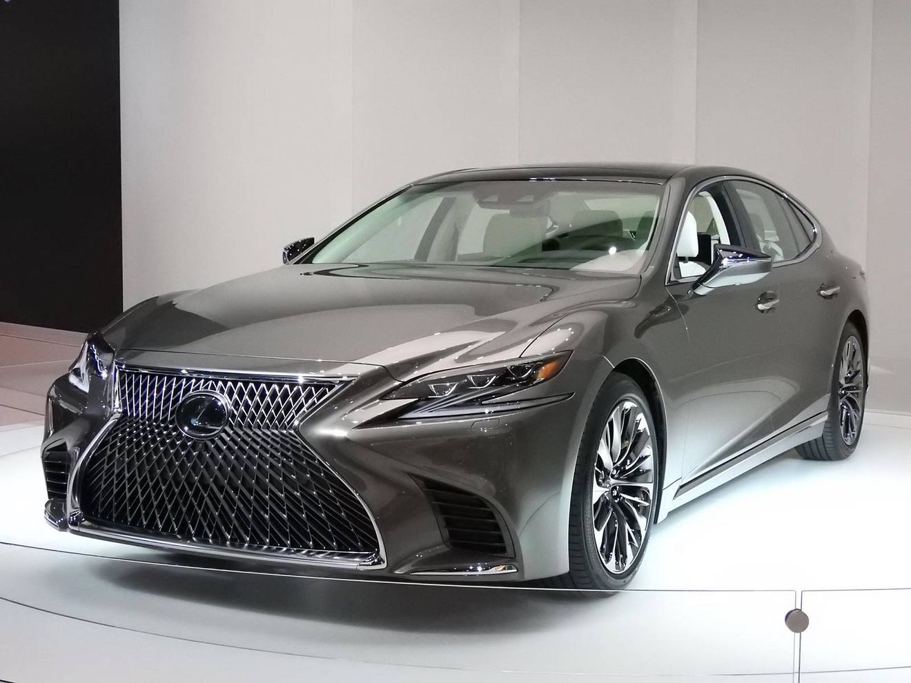 Lexus advierte que la apuesta por el coche eléctrico está siendo demasiado temprana