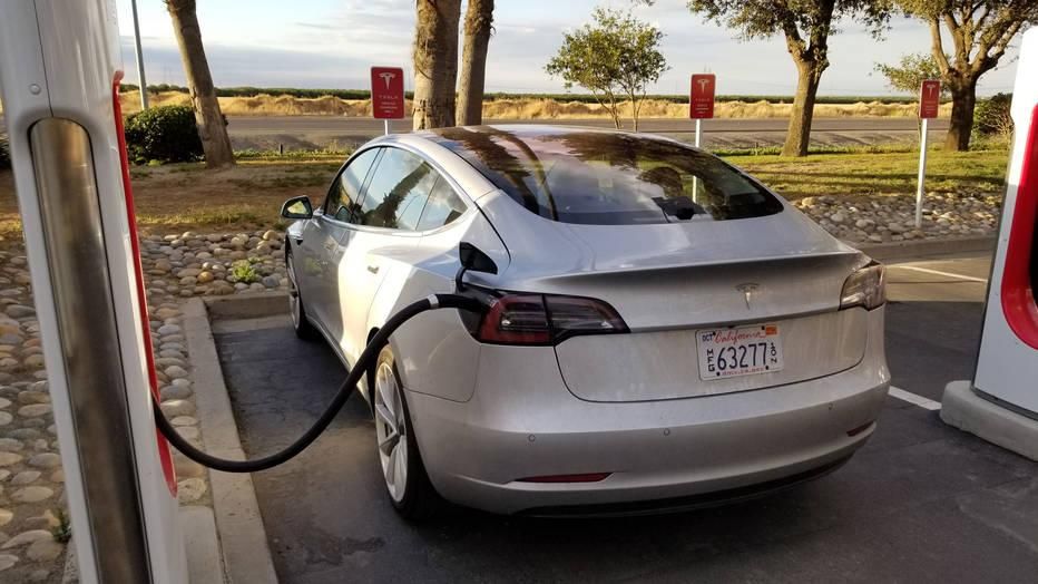 Tesla lanza una nueva actualización para el Model 3, que ahora carga un 20% más rápido