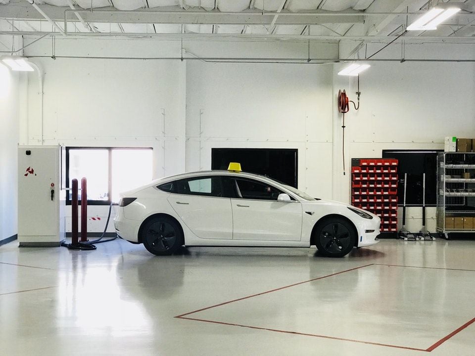 Los usuarios del Tesla Model 3 aumentan sus quejas por el retraso en las reparaciones. Elon Musk promete un sistema de entrega en el mismo día