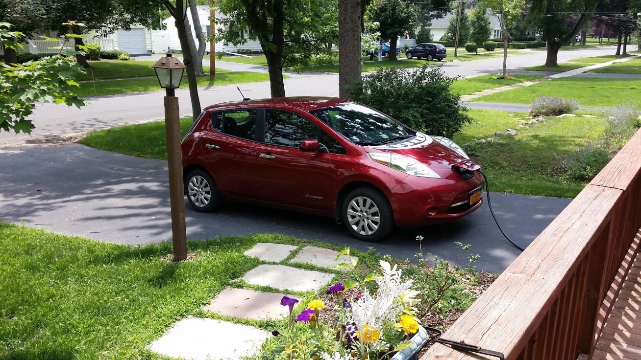 Este Nissan LEAF tiene un valor de 8.000 euros, 40 km de autonomía, y cambiarle la batería cuesta 23.000 euros