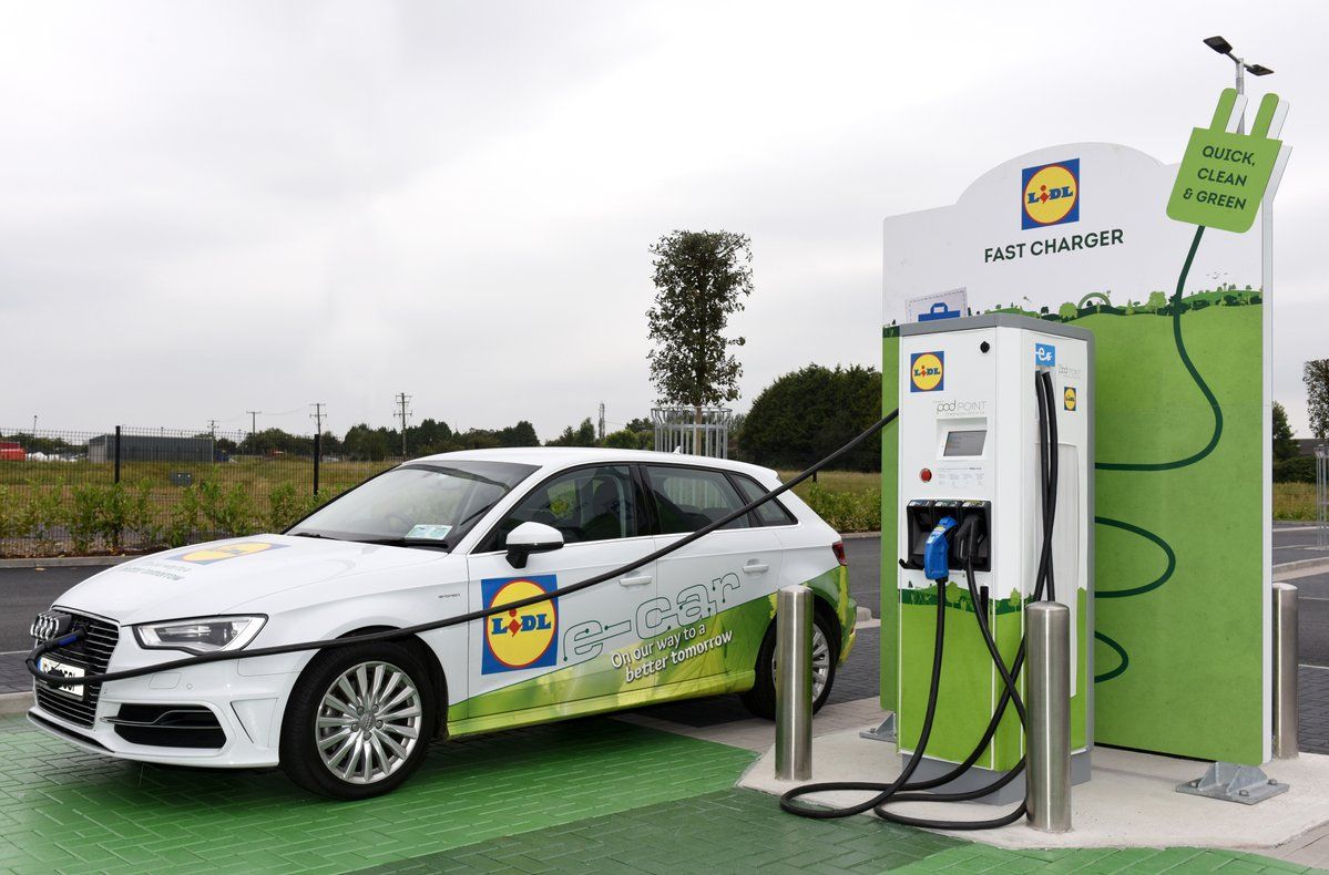 Lidl pone en marcha una red de 40 puntos de recarga para coches eléctricos en sus tiendas de Baleares