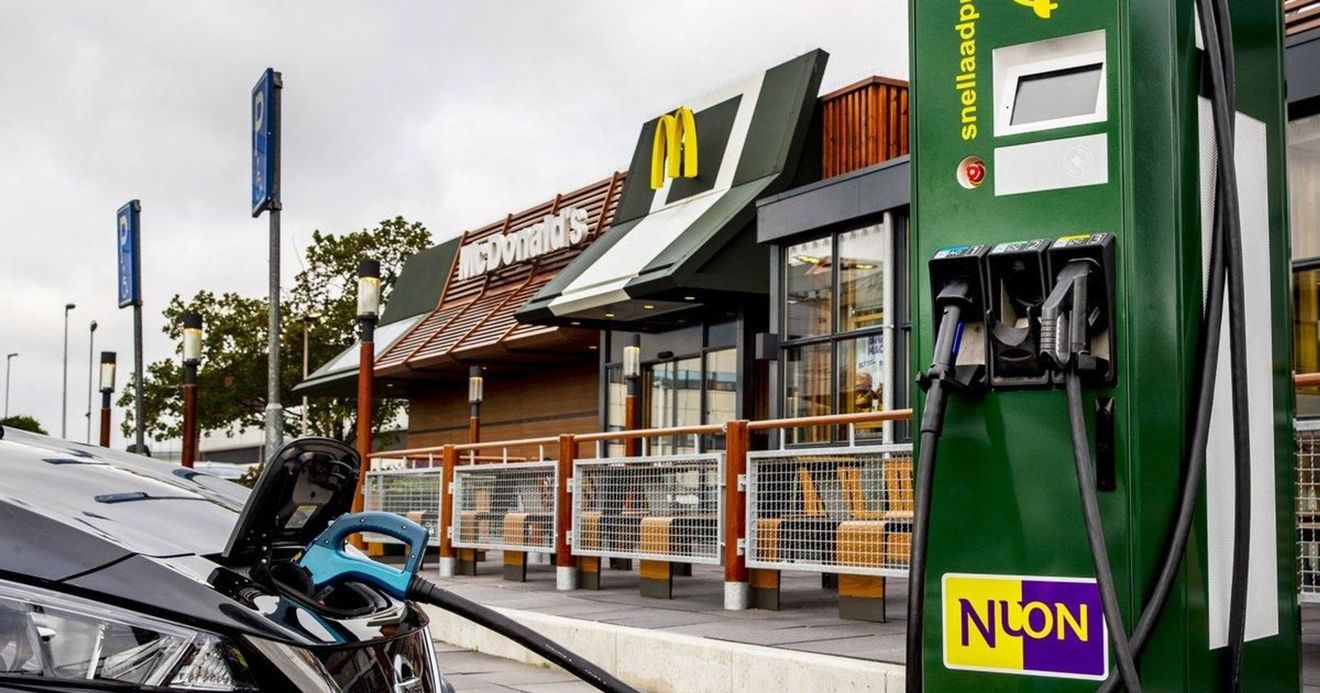 McDonald’s instalará dos puntos de carga rápida en todos sus establecimientos dotados de McAuto en Holanda