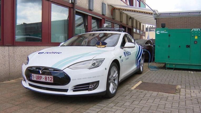 No. La policía de Bélgica no está cargando sus Tesla Model S con un generador