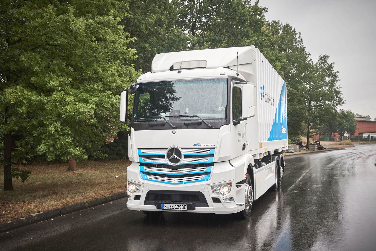 Daimler Trucks &amp; Buses lanza el proyecto "eTruck Charging Initiative" para instalar puntos de carga en las cocheras de sus clientes