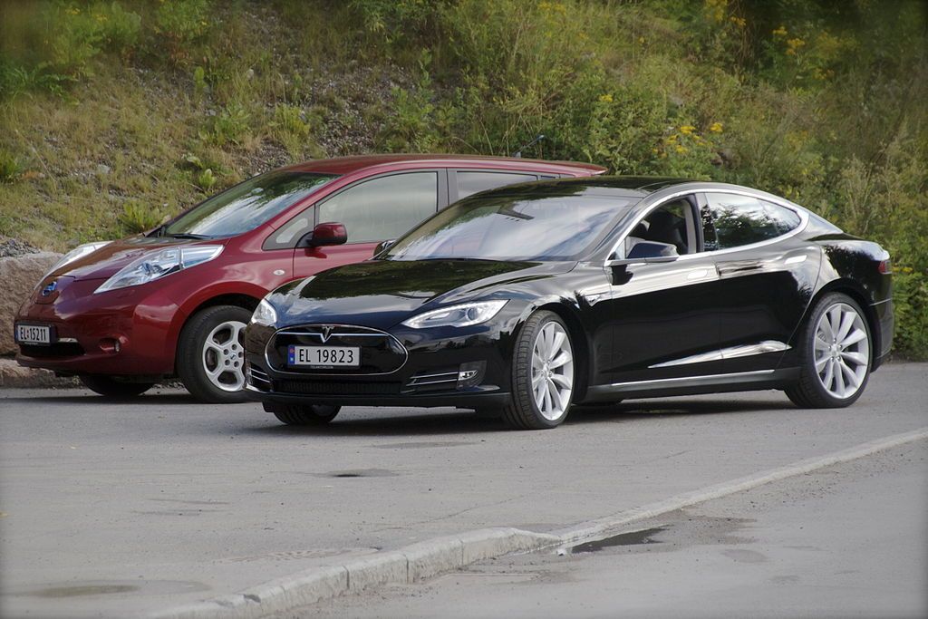 Costes de mantenimiento a largo plazo de los coches eléctricos e híbridos enchufables contra los modelos gasolina