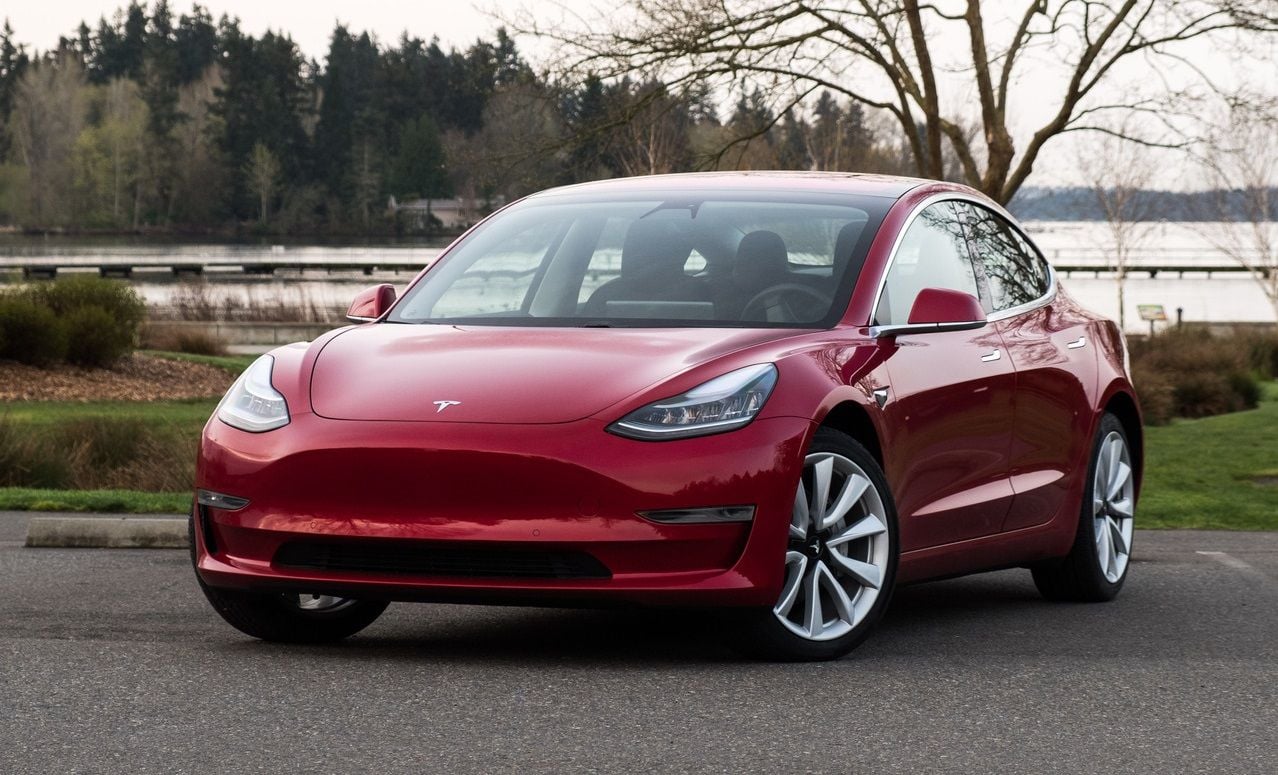 La Cámara de Comercio Central de Finlandia critica la baja calidad de la pintura del Tesla Model 3