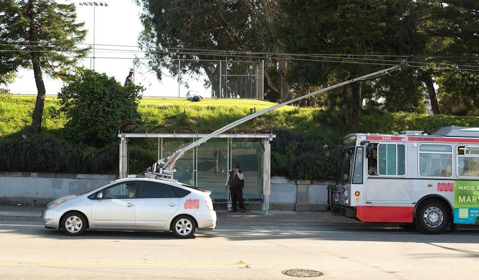 El curioso Toyota Prius que funciona gracias a las catenarias de trolebús de San Francisco... de forma poco legal