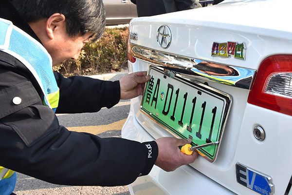 Reino Unido propone el uso de matrículas verdes para visibilizar al coche eléctrico