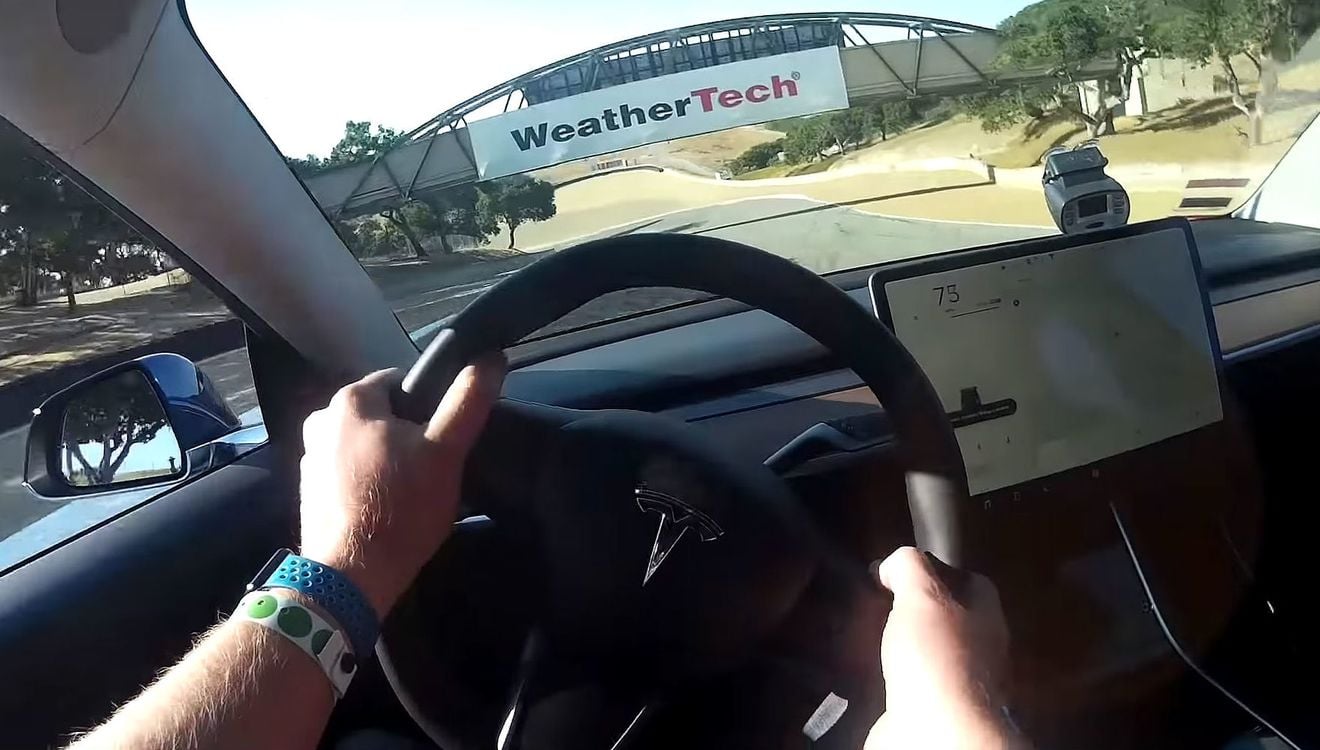 El Tesla Model 3 Performance, conducido por un aficionado, arrebata el récord de Laguna Seca al Jaguar i-Pace