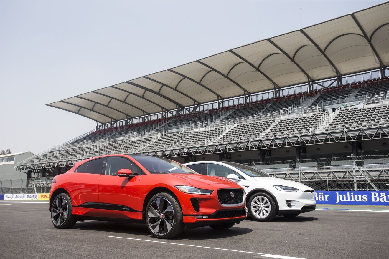 Jaguar intenta atraer a los clientes de Tesla con un anuncio en el que se compara al I-Pace con el Model X