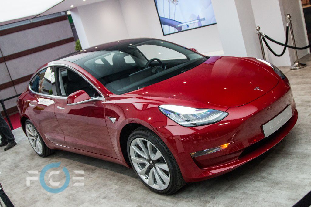 El Tesla Model 3 acapara la atención del público europeo en el Salón del Automóvil de París