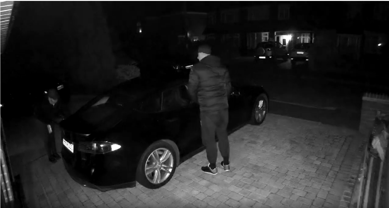 Unos ladrones roban un Tesla mediante un pirateo. ¿Cómo evitarlo? (Vídeo)