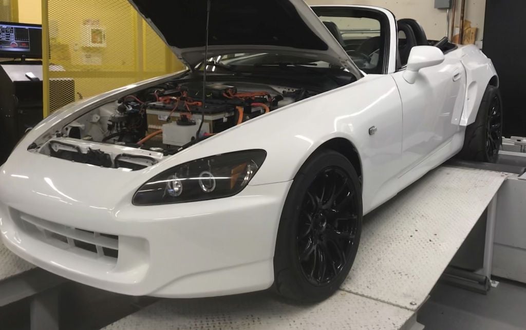 Un Honda S2000 eléctrico, con el motor de un Tesla Model S P100D, y dos baterías del Volt