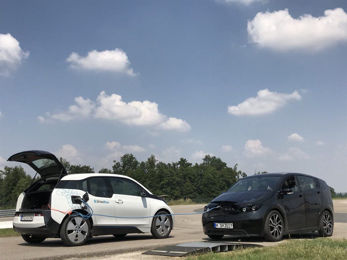 Laurin Hahn, presidente de Sono Motors, nos muestra en un vídeo como carga un Tesla Model S con un Sion. Confirma el Tour por España en 2019