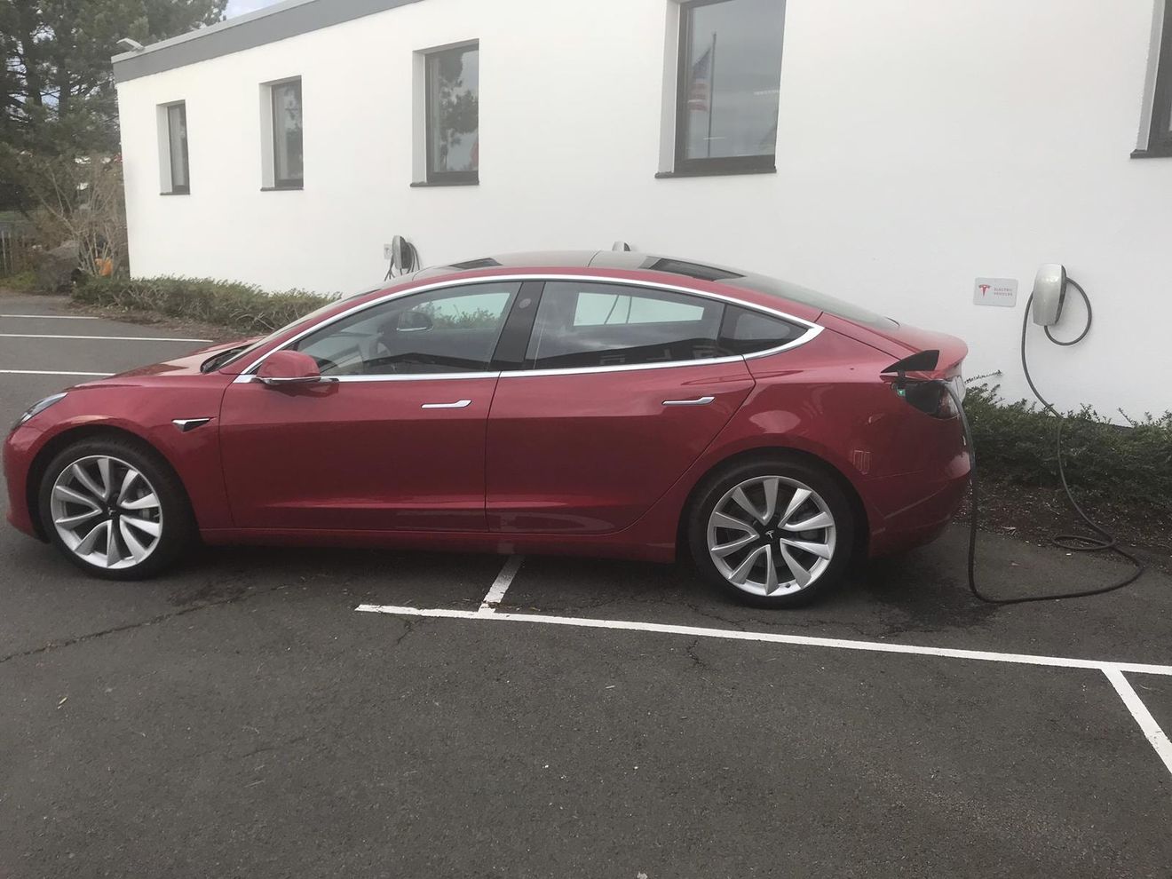 Pillado un Tesla Model 3 cargando en Alemania. ¿Equipará la versión europea una toma CCS Combo?