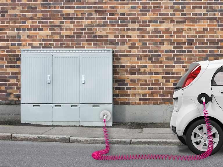 Deutsche Telekom comienza a desplegar una amplia red de recarga pública para coches eléctricos aprovechando los centros de distribución de internet y telefonía