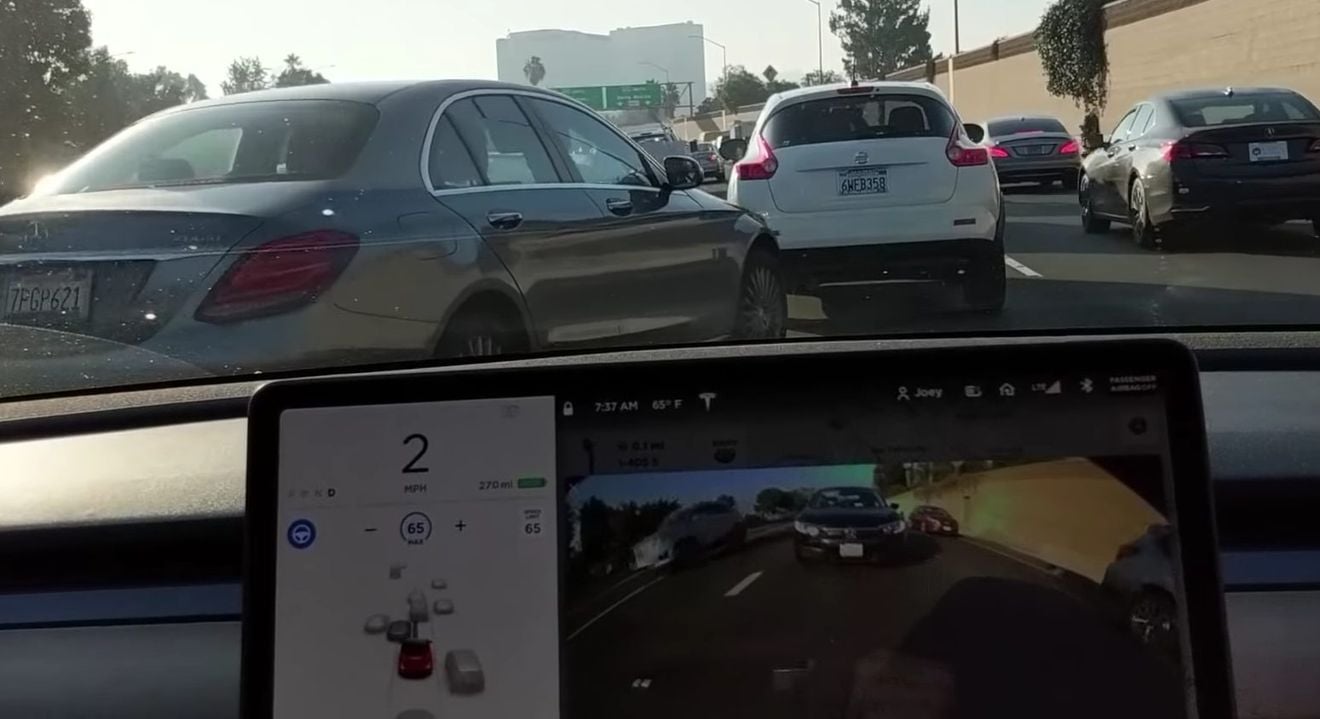 ¿Cómo funciona el "modo Mad Max" del Autopilot de Tesla en el denso tráfico de Los Ángeles?