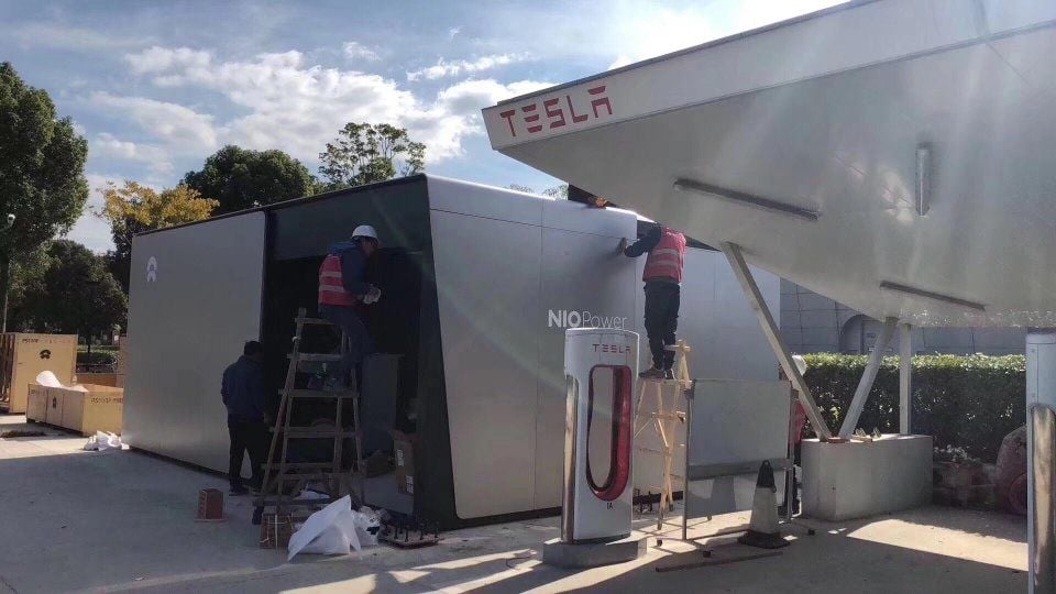 NIO comienza la instalación de sus estaciones de cambio de batería...literalmente pegadas a los Supercargadores de Tesla