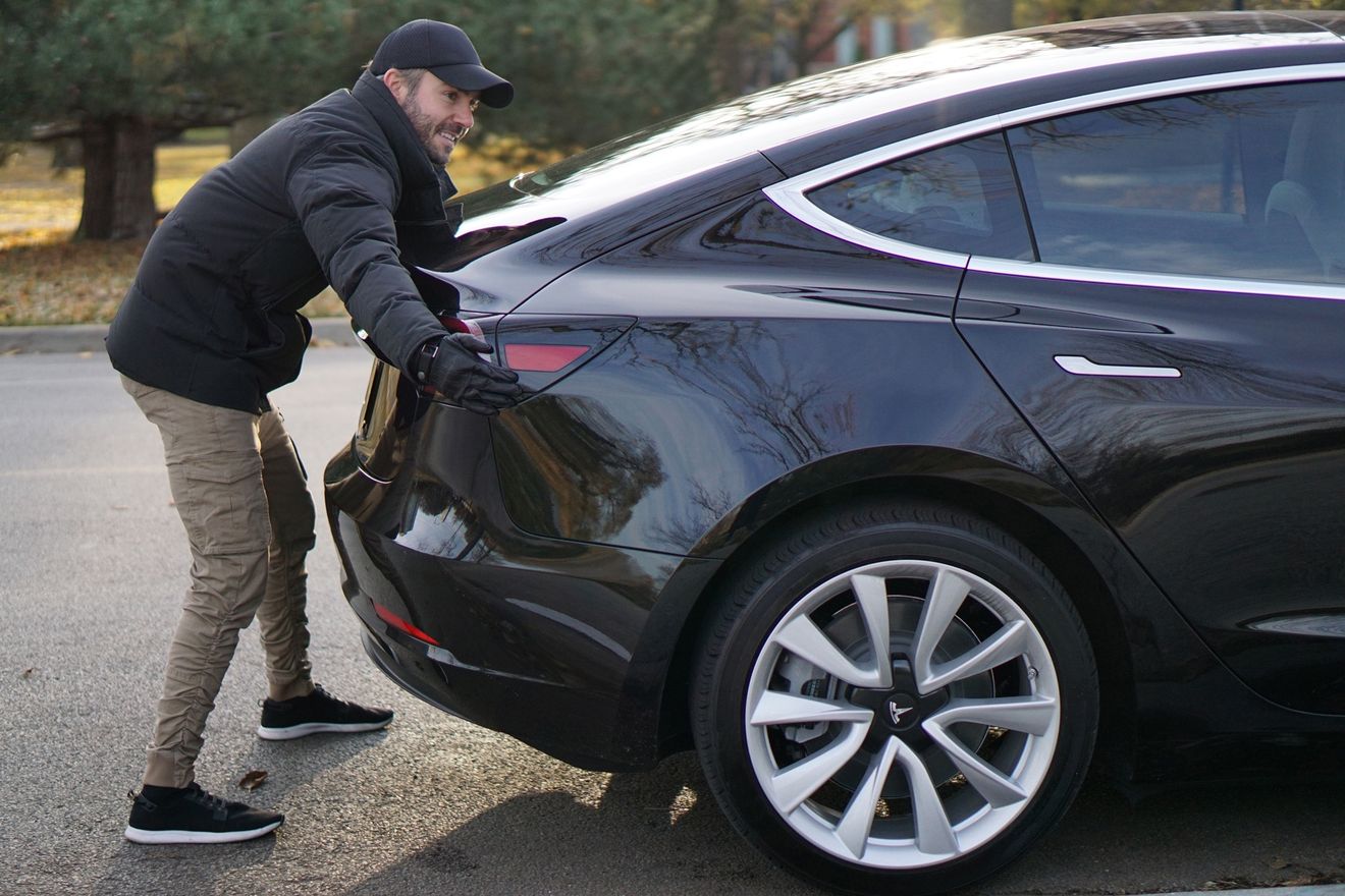 Un falso Easter Egg de Tesla se hace viral y lleva a unas cuantas personas a ir abrazando unidades del Model 3 por la calle