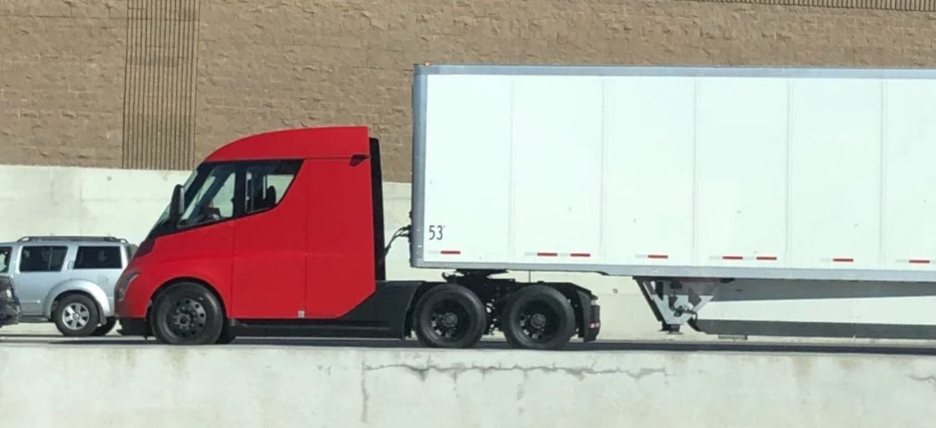 Aparecen nuevas unidades de prueba del Tesla Semi. ¿Inicio de la producción inminente?