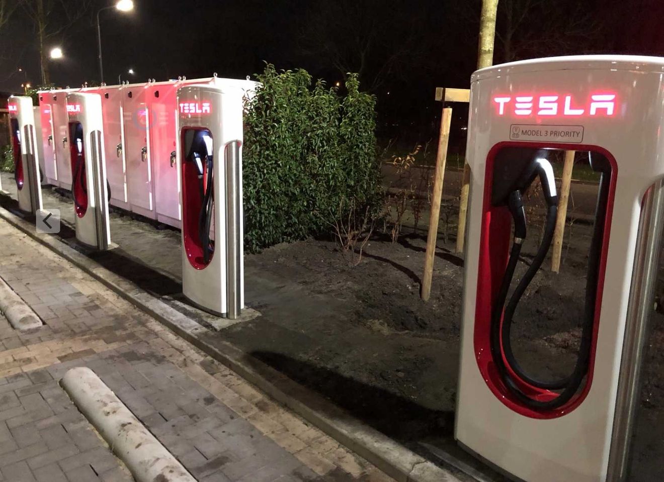 Primeras fotos de los Supercargadores de Tesla con toma dual. Tipo 2 y CCS Combo, con zona de prioridad para el Model 3