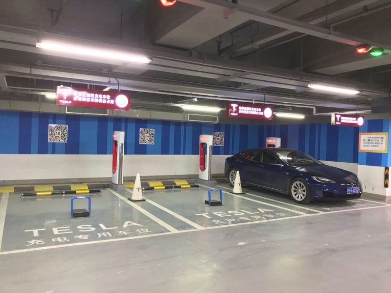 Tesla desarrolla una solución para evitar que los coches térmicos aparquen en plazas reservadas para coches eléctricos