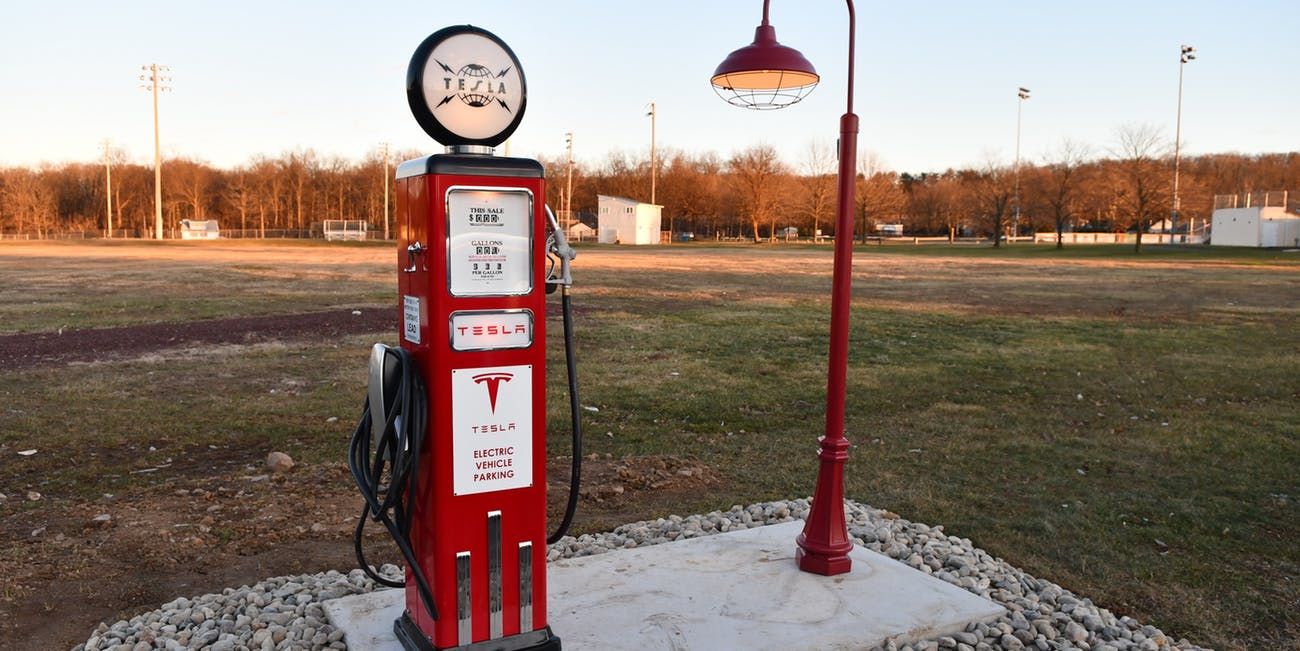 Este cargador Tesla de diseño vintage catapulta a la fama a una heladería inspirada en los años 50