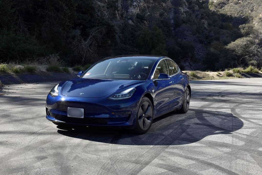 Las noticias más eléctricas de la semana. Prueba de autonomía en autovía del Tesla Model 3, avistado el nuevo Peugeot 208 eléctrico