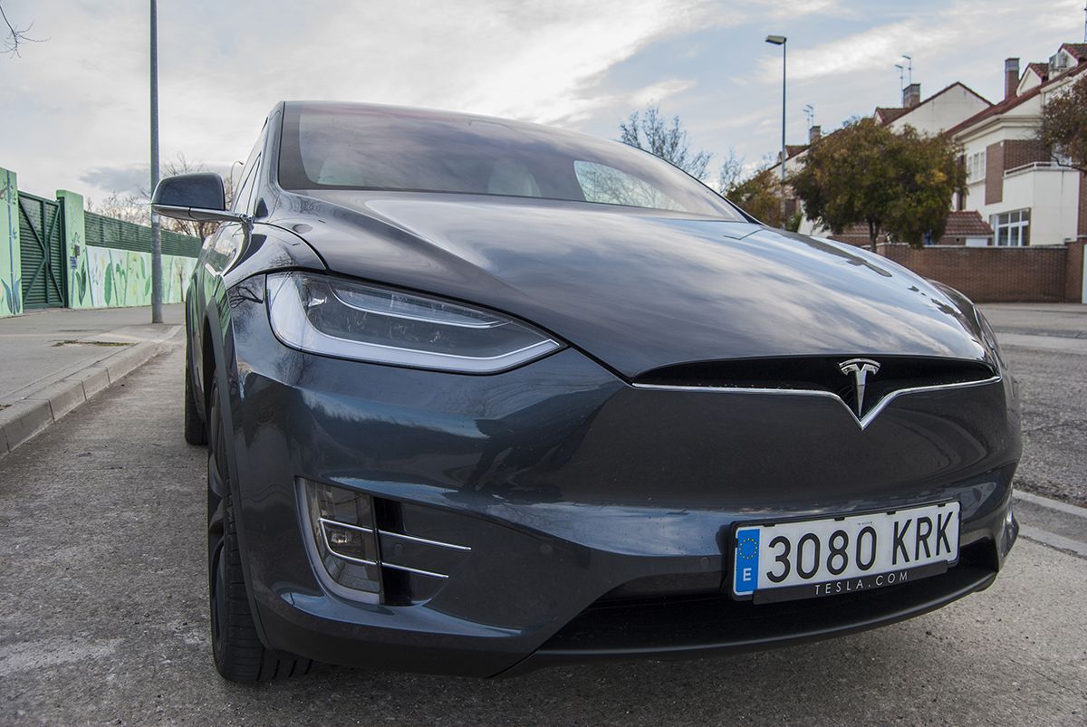 Un Tesla Model X Plaid con neumáticos diferentes en cada eje. La última chapuza de Tesla