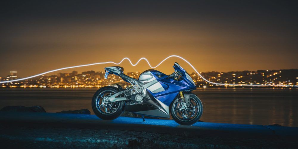 Lightning Strike. Una competitiva moto eléctrica con hasta 20 kWh, 320 km de autonomía, y disponible desde 12.998 dólares